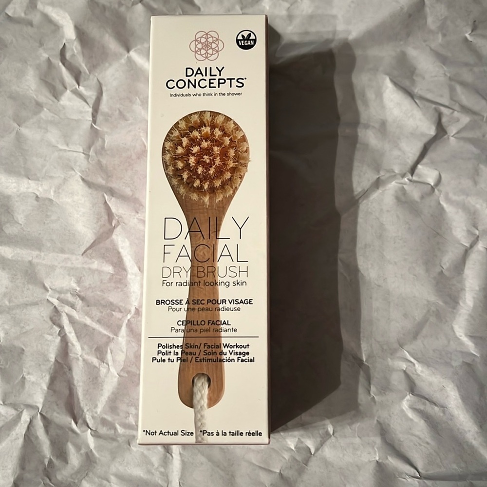❤️‍🔥BOGO free (equal or lesser value). NWT-daily facial brush